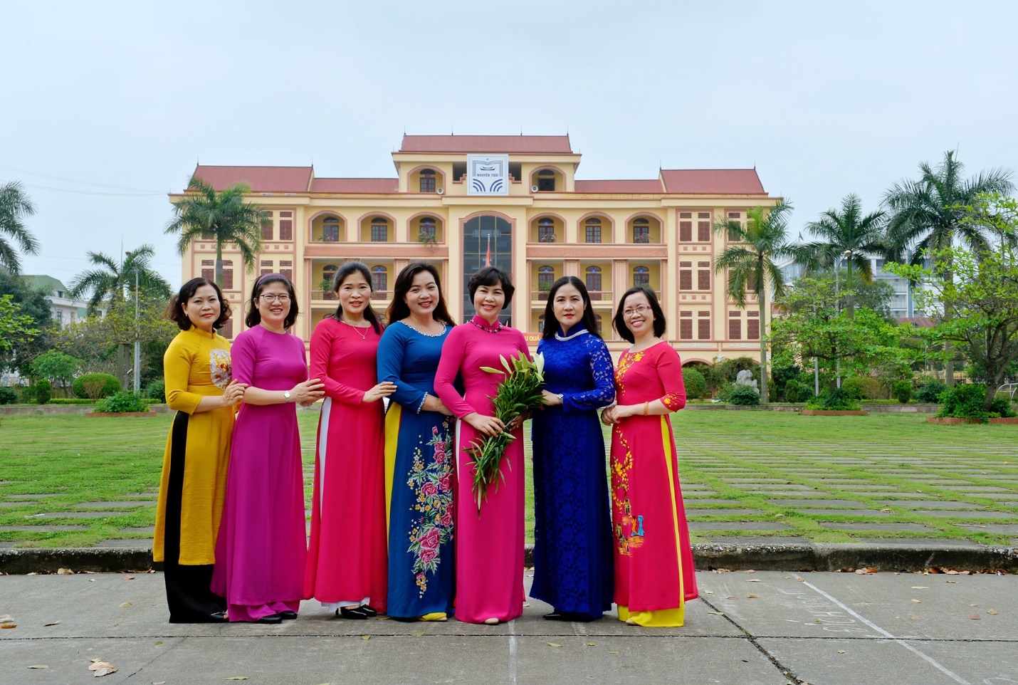 Các cô giáo chuyên Nguyễn Trãi duyên dáng trong tà áo dài Việt Nam